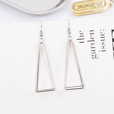 Hoa tai thiết kế khung hình tam giác dễ thương cho nữ