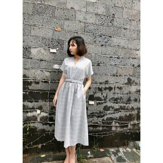 Đầm midi kẻ