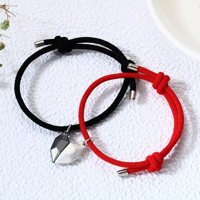 Vòng tay cặp đôi hai nửa trái tim có nam châm hút chặt nhau màu dây đen và đỏ