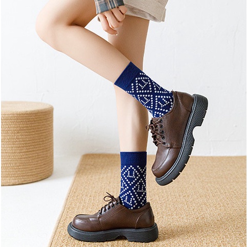 Vớ chấm bi cao cổ Nam Nữ phong cách thể thao, trẻ trung, năng động.