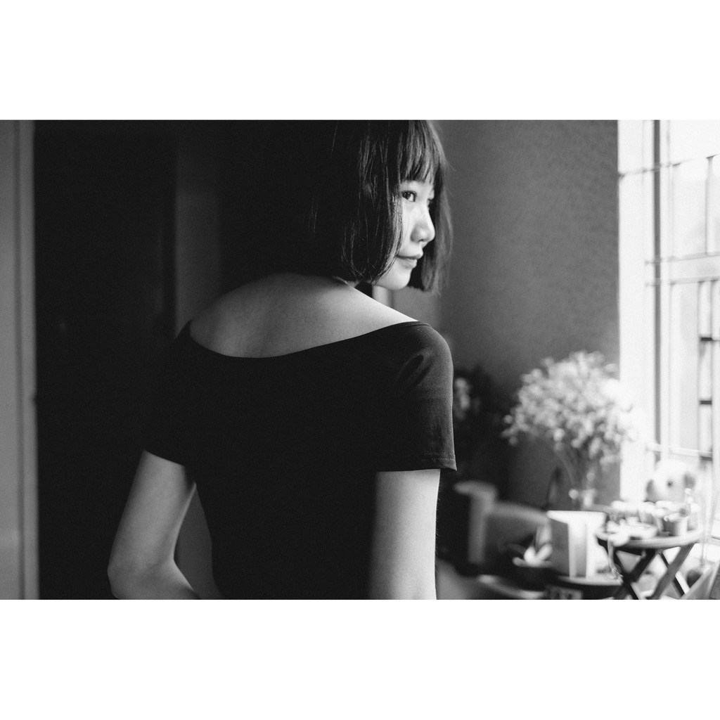 Tenratvui - Áo thun đen Little Black Tee cổ tim bẹt vai