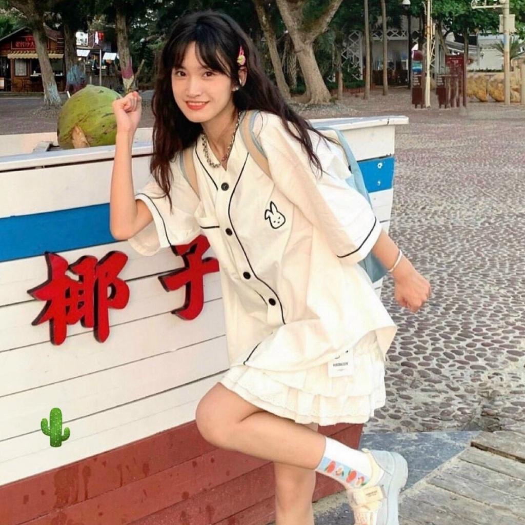 Áo sơ mi nữ tay ngắn , áo form rộng cổ V viền thỏ đi học xinh xắn