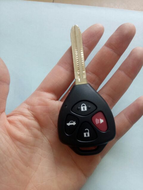 Vỏ chìa khoá xe Toyota Camry 4 nút, Carolla tặng kèm pin