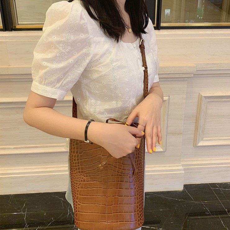 Áo croptop cổ vuông tay phồng thêu họa tiết hoa thời trang mẫu 34618