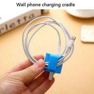 Bọc củ sạc dựa tường