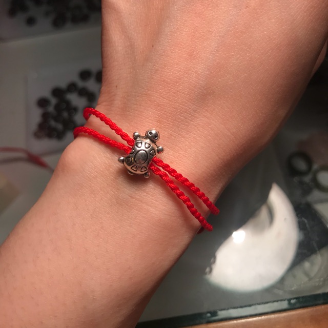 Vòng chỉ đỏ charm rùa