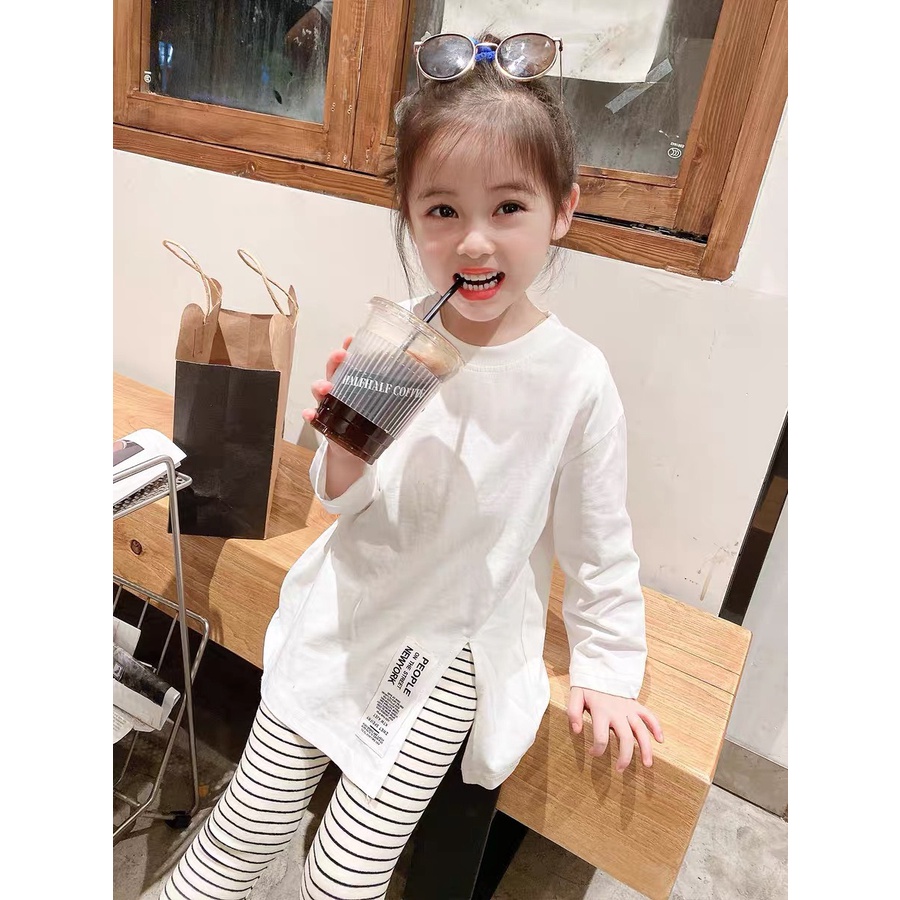 Bộ bé gái áo cotton trắng thụng dáng dài và quần legging kẻ XHN1044