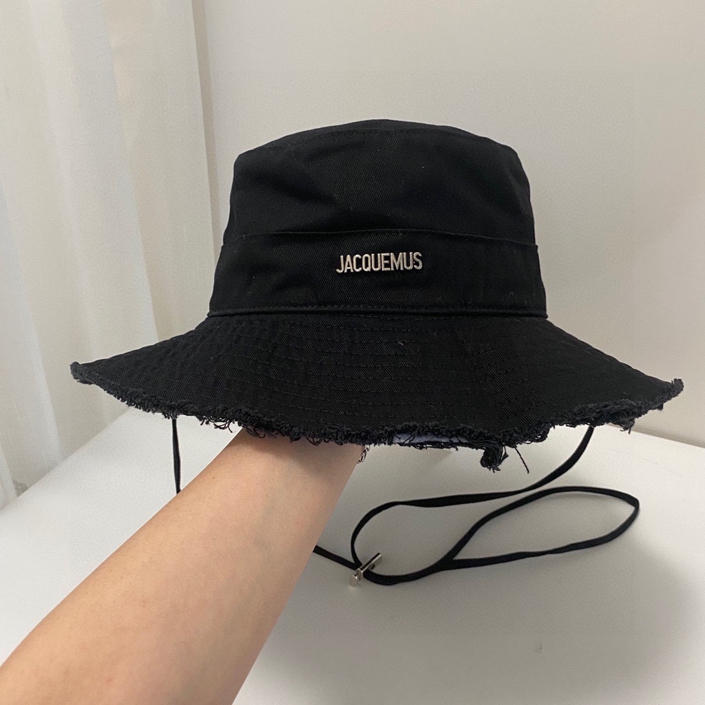 Nón tai bèo JACQUEMUS đi biển chống nắng có dây đeo và dập logo nổi JACQUEMUS - Kiểu dáng nón bucket đi biển sang chảnh