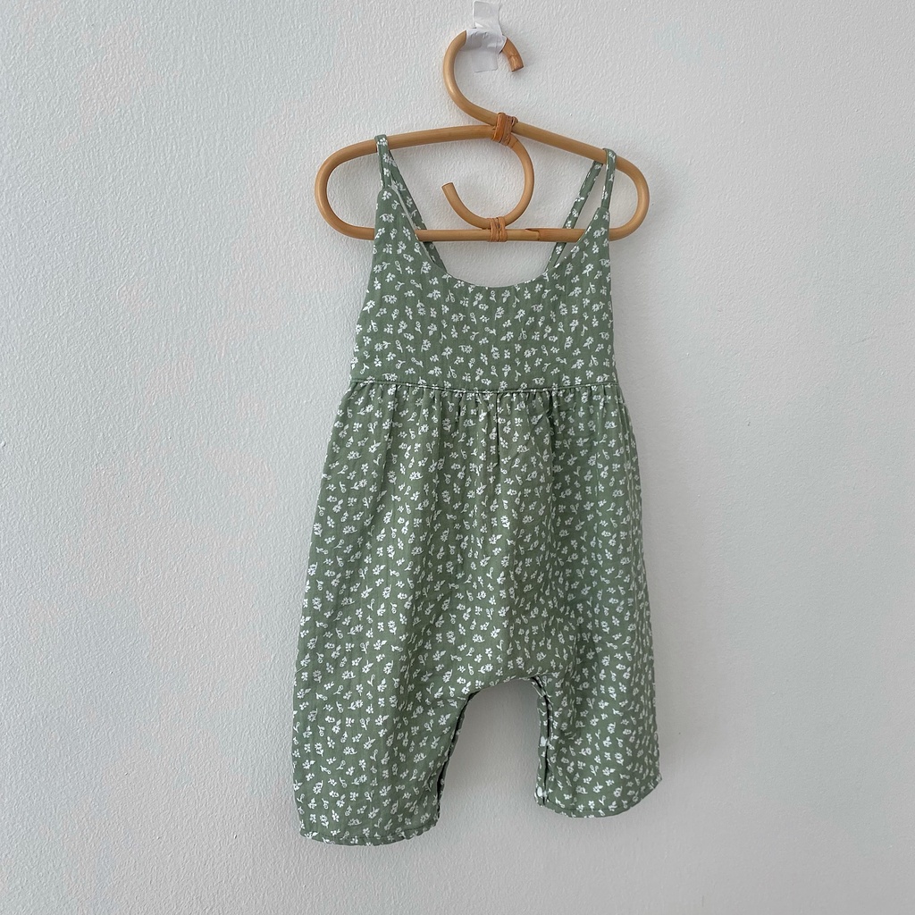 Bộ liền thân jumpsuit bé gái BERRYBABY dáng dài hai dây xanh hoa trắng Leah