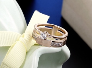 Nhẫn titan nữ đính đá sang chảnh