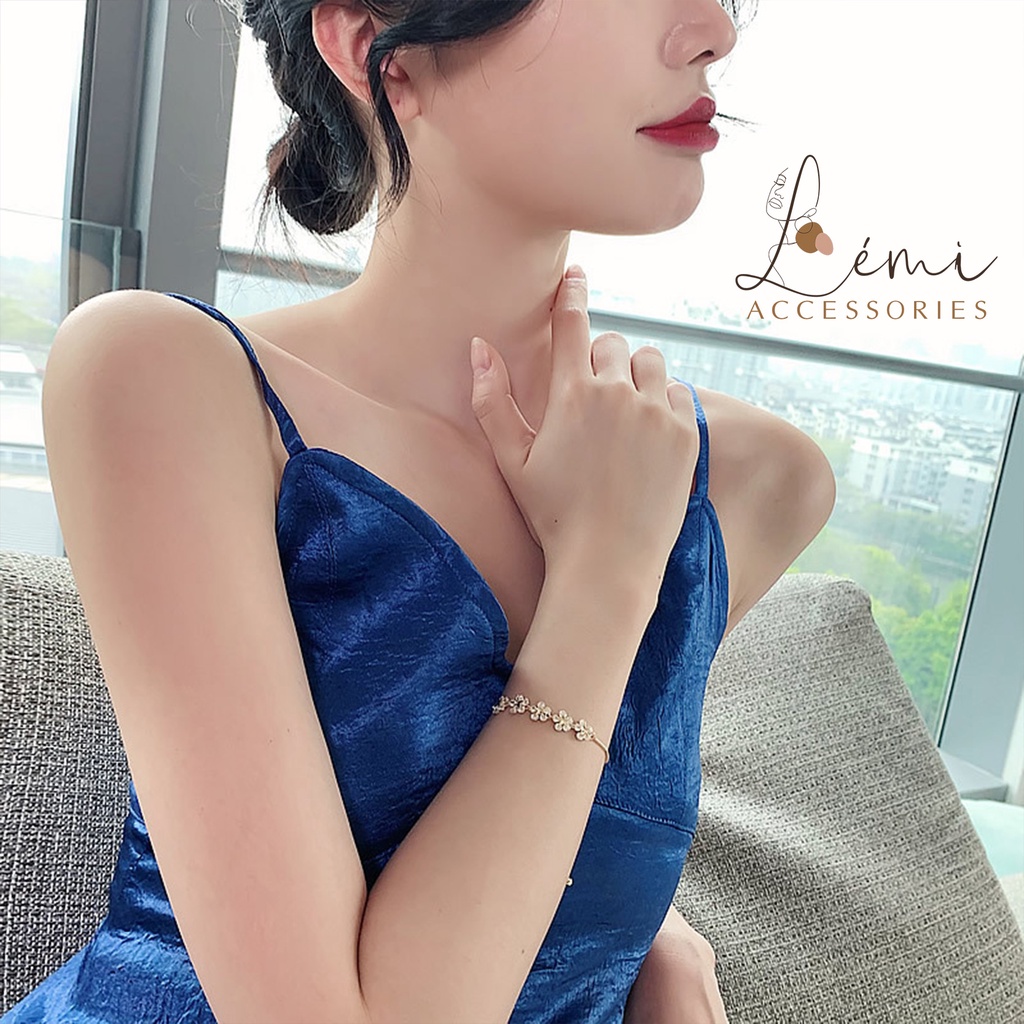 Vòng tay nữ titan lắc tay hoa mai đính đá Lémi bền màu có dây dút chỉnh kích thước tiện dụng Lémi accesories