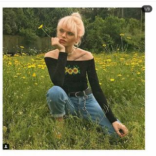 Áo trễ vai croptop dài tay body bó thêu hoa hướng dương