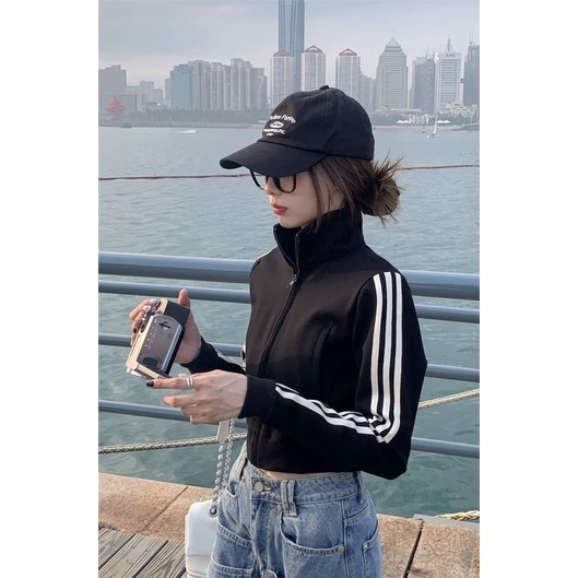 Áo khoác dáng croptop dài tay kéo khoá màu đen