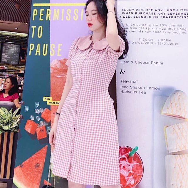 ĐẦM XOÈ NƠ LƯNG CỔ SEN TAY PHỒNG