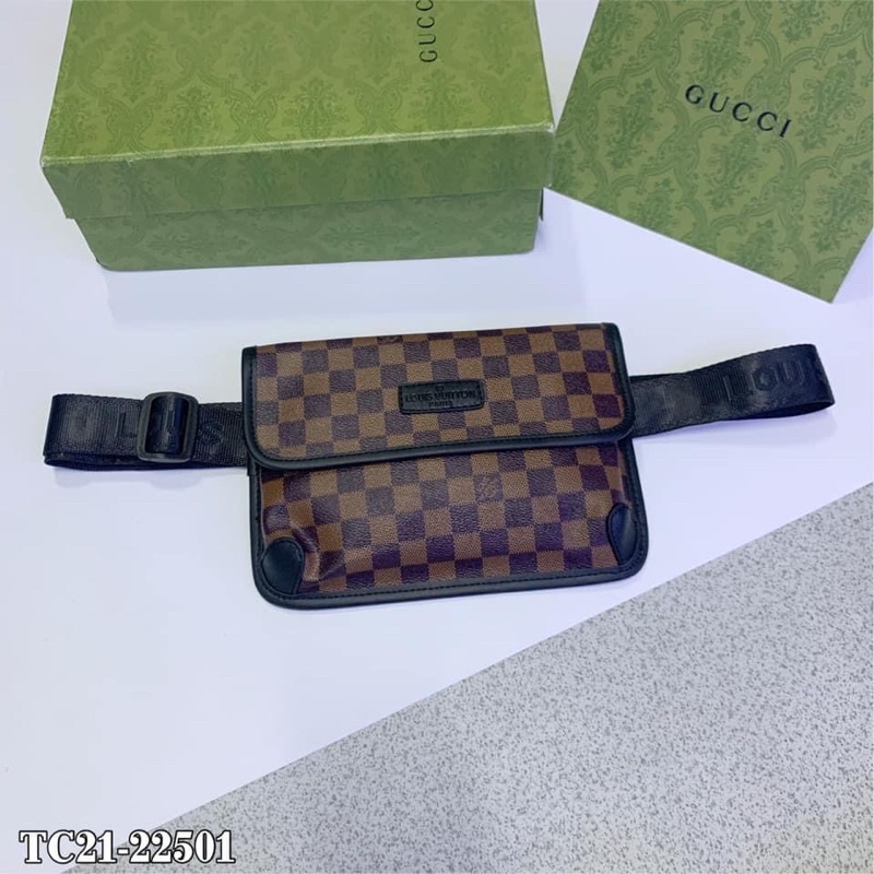 Túi Đeo Hông Da Dập Vân Nổi Tag Logo Cực Sang
