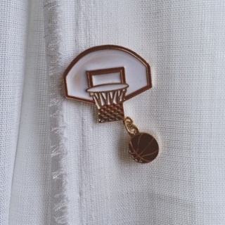 Ghim pin cái áo bóng rổ