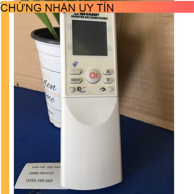 Điều khiển điều hòa Sharp ION mặt trắng nút vàng ở giữa  - tặng kèm pin - Remote máy lạnh Sharp có  nút ION loại tốt