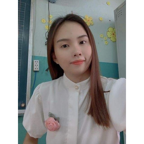 Áo Sơ mi nữ công sở thời trang SURI chất liệu vãi đũi màu trắng tay ngắn cổ trụ đính hoa ngực.