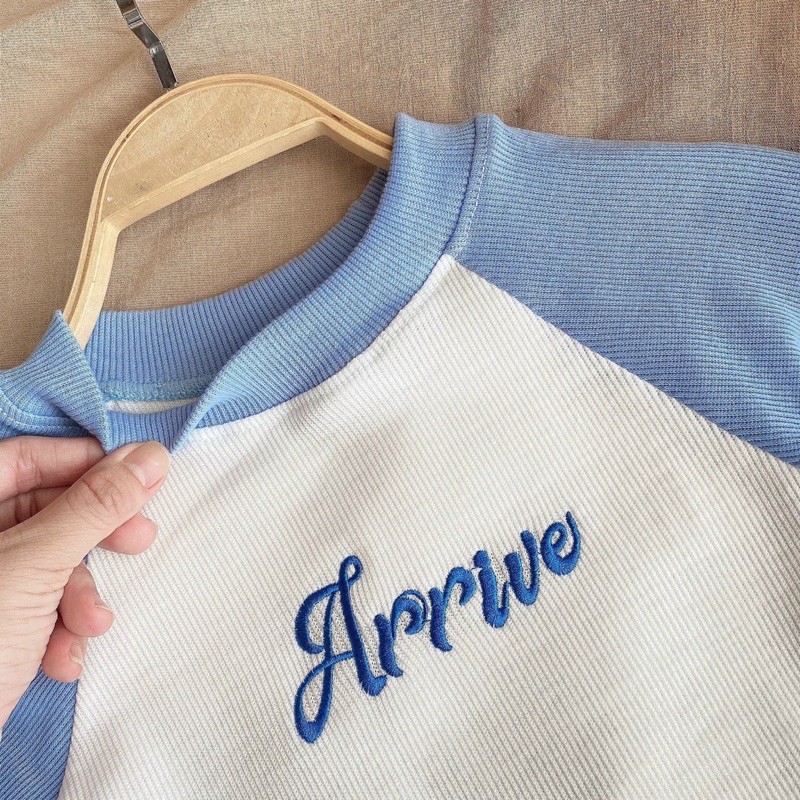 Áo croptop trắng Arrive phối tay xanh