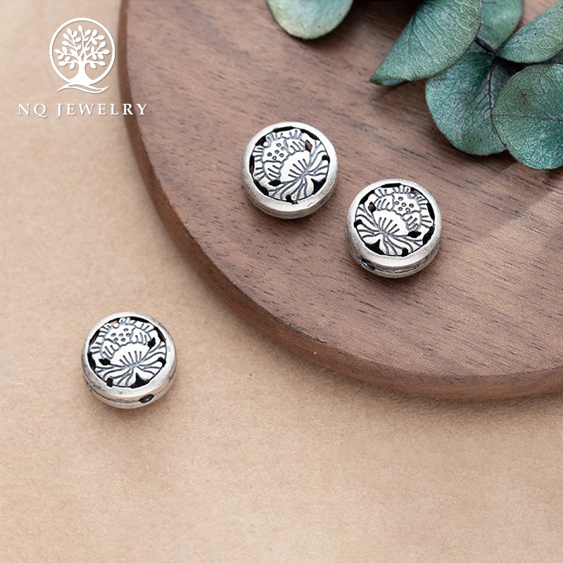 Charm bạc hình tròn hoa sen xỏ ngang - NQ Jewelry