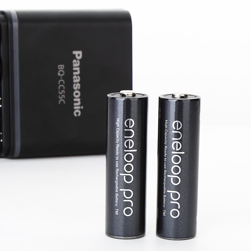 Box sạc kèm 4 pin AA 2550mAh Panasonic eneloop Pro K-KJ55HCC40C - made in Japan (Đen)