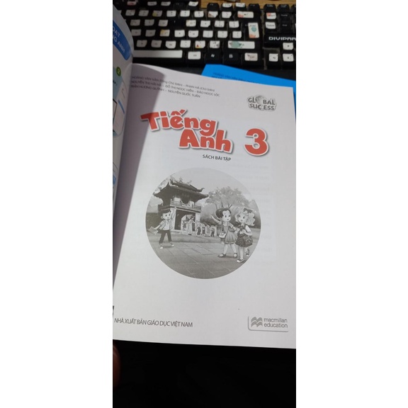 Sách - Tiếng Anh 3 (Sách Bài Tập Theo Chương Trình Mới không CD + Bán kèm 1 quyển Bé tập tô màu