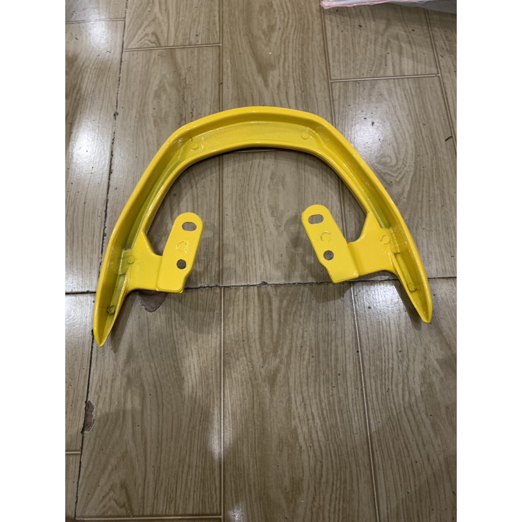 Cảng sau xe sirius kiểu mio màu vàng