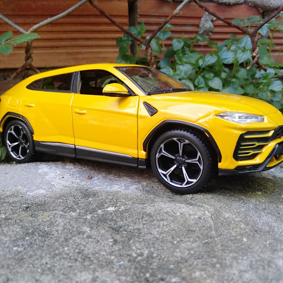 Mô hình xe Lamborghini Urus 1/24 Maisto - Vàng