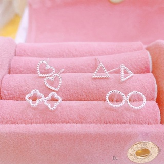 1 chiếc nụ tai bạc chữ w