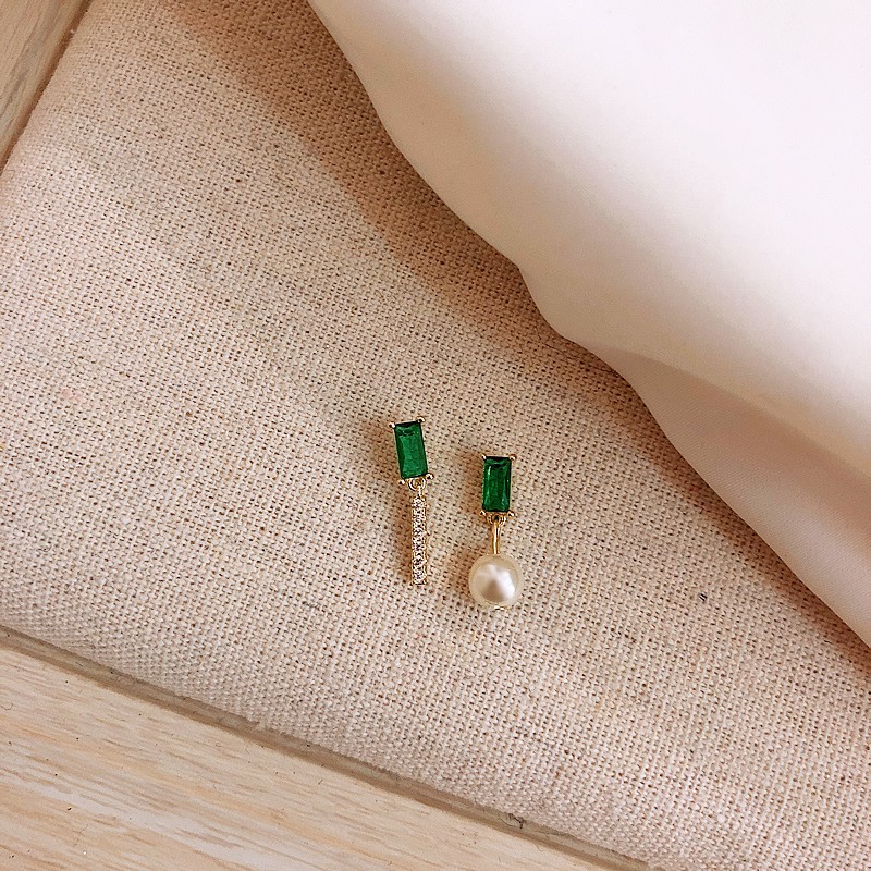 Bông tai nhỏ sang trọng đính đá màu lục bảo MS271