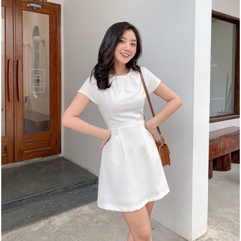 Pass váy Gola Trắng New 100% Size M