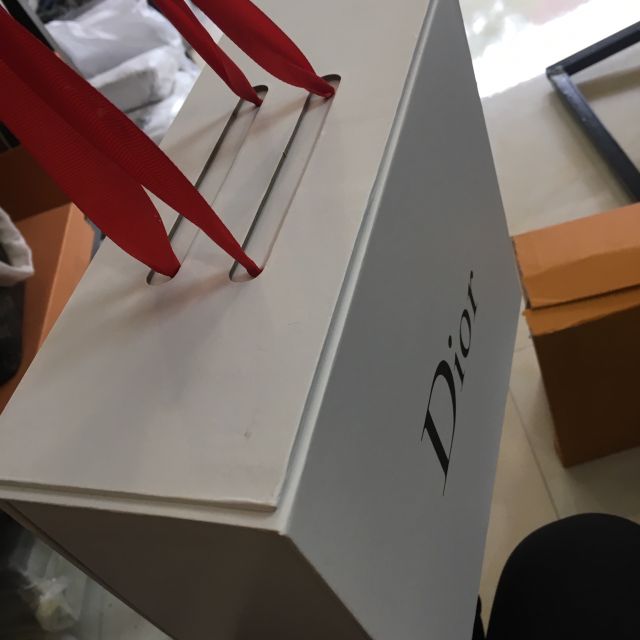 Box hãng, hộp nam châm cho túi xách.
