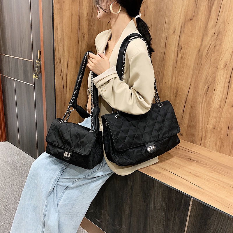 Túi Xách Đeo Vai Vải Oxford Ni Lông Cỡ Lớn Đính Đá Phối Dây Xích Cá Tính Cho Nữ