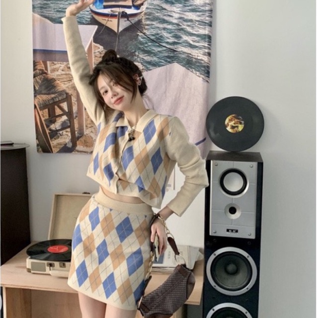 Set croptop tay dài kèm chân váy kem hoạ tiết hình thoi