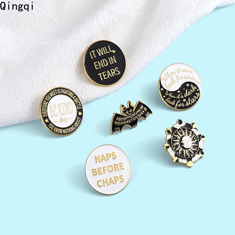 Huy hiệu cài áo Miss Zoe họa tiết hoạt hình phong cách gothic tùy chọn kiểu dáng