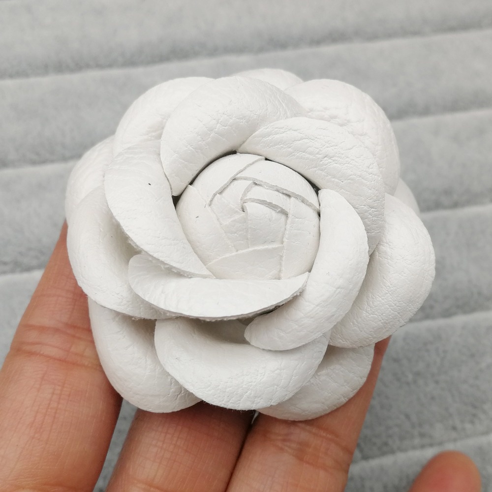 Huy Hiệu Cài Áo Hình Nơ Bằng Da Phối Hoa Trà Đen Trắng Tinh Tế Thời Trang Cho Nữ