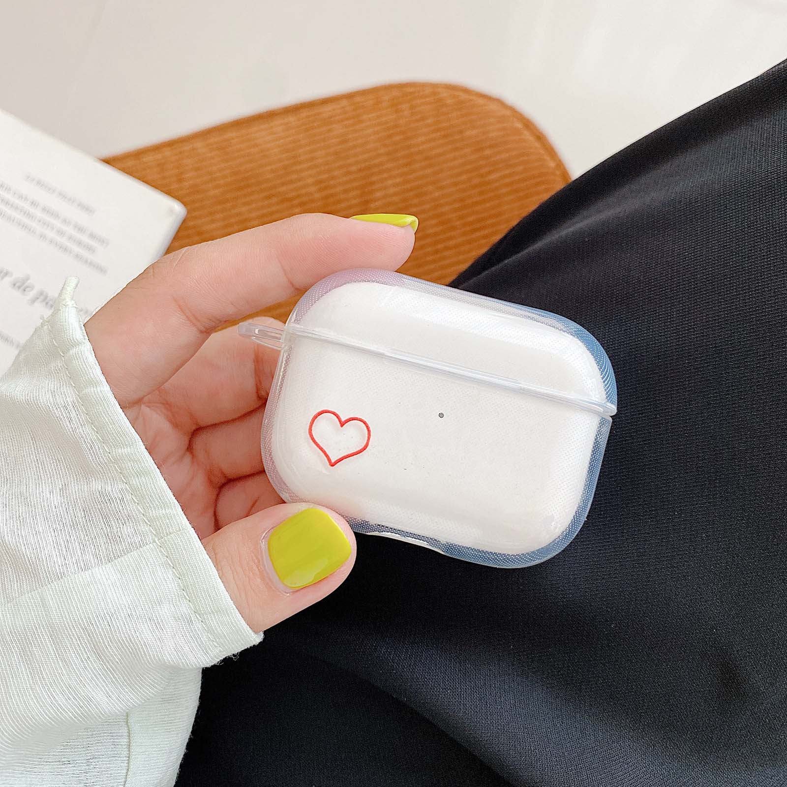 Hộp đựng tai nghe bluetooth bằng nhựa trong suốt họa tiết ký tự cho Apple Airpods 2 | BigBuy360 - bigbuy360.vn