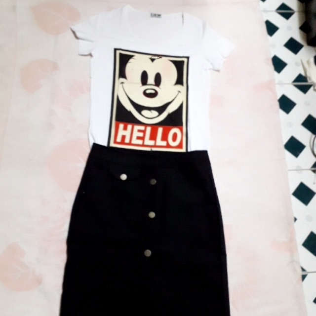 Sét chân váy bút chì kết hợp với áo thun trắng hình chú chuột mickey