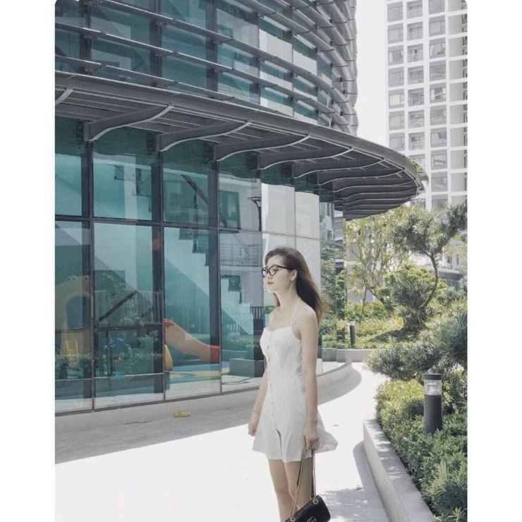 Đầm trắng dây chéo nút bọc