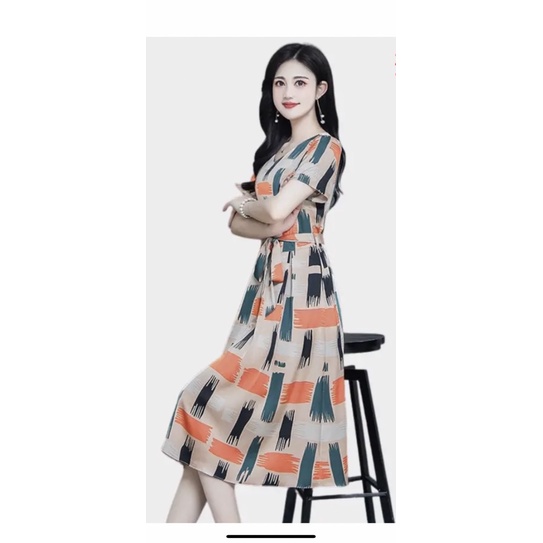 Đầm trung niên TATIS họa tiết cổ V xếp ly dáng dài. Váy dài siêu sang cho mẹ