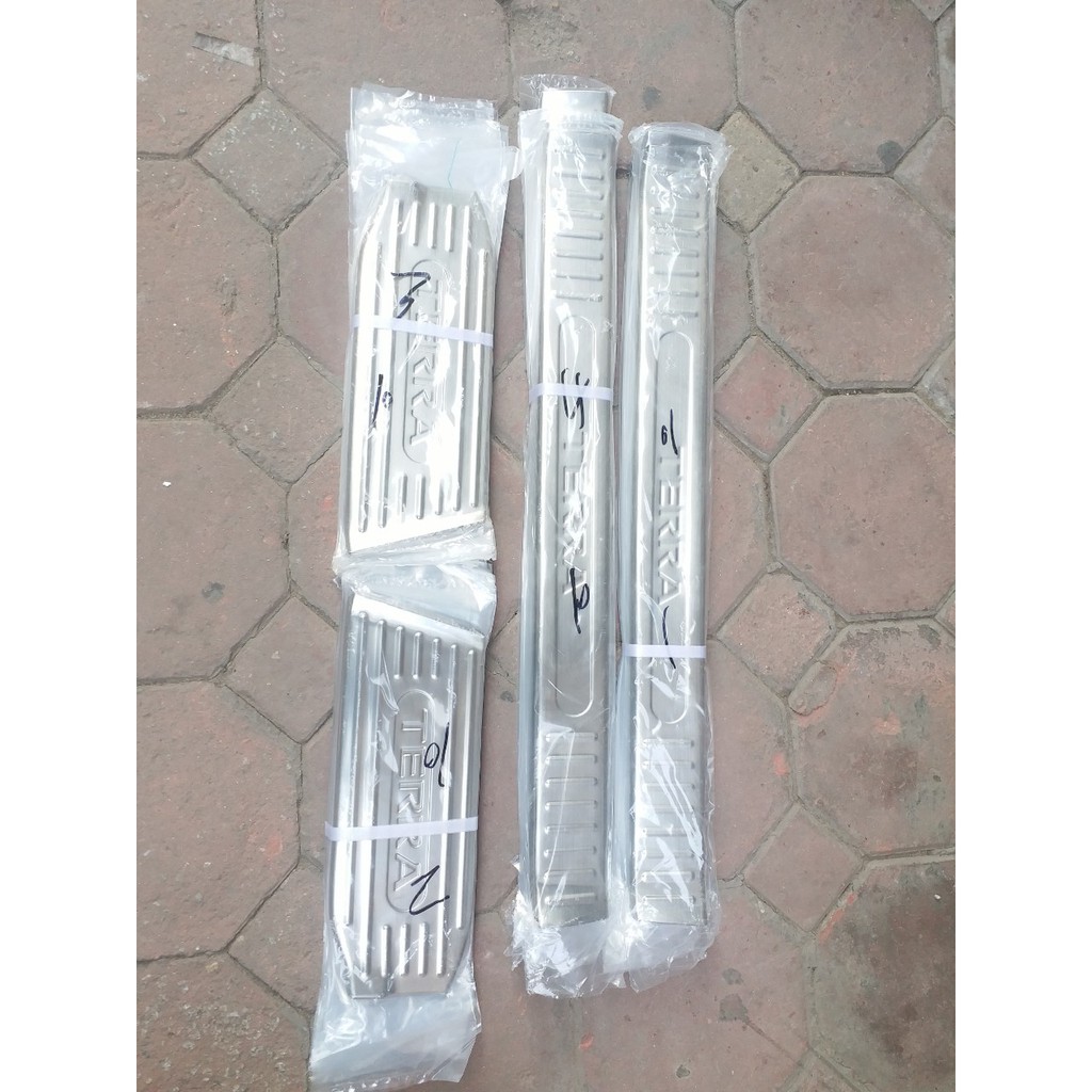 Ốp bậc trong Nissan Terra.