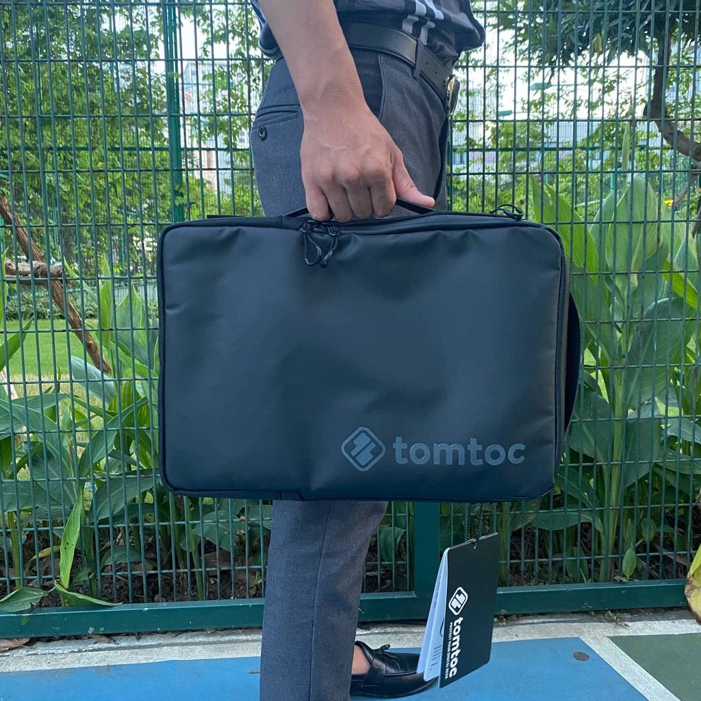 [Cam kết chính hãng] Túi đeo chéo Tomtoc H14 Urban coudura cho Macbook/Laptop - 13/14/15/16 inch (Màu đen)