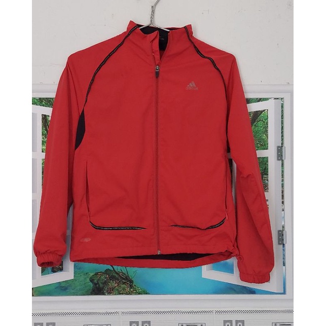 Áo khoác đi nắng si, vải nỉ mềm ít nhăn màu đỏ hiệu adidass. Chất vải mịn, xịn. Size 90