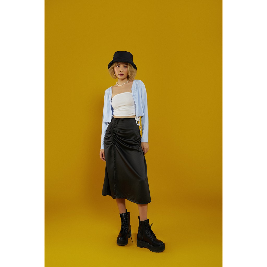 Chân váy satin dài xẻ đùi BLMDE | BigBuy360 - bigbuy360.vn