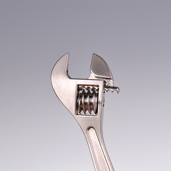 Cờ lê mini bằng kim loại màu bạc có thể điều chỉnh tiện lợi