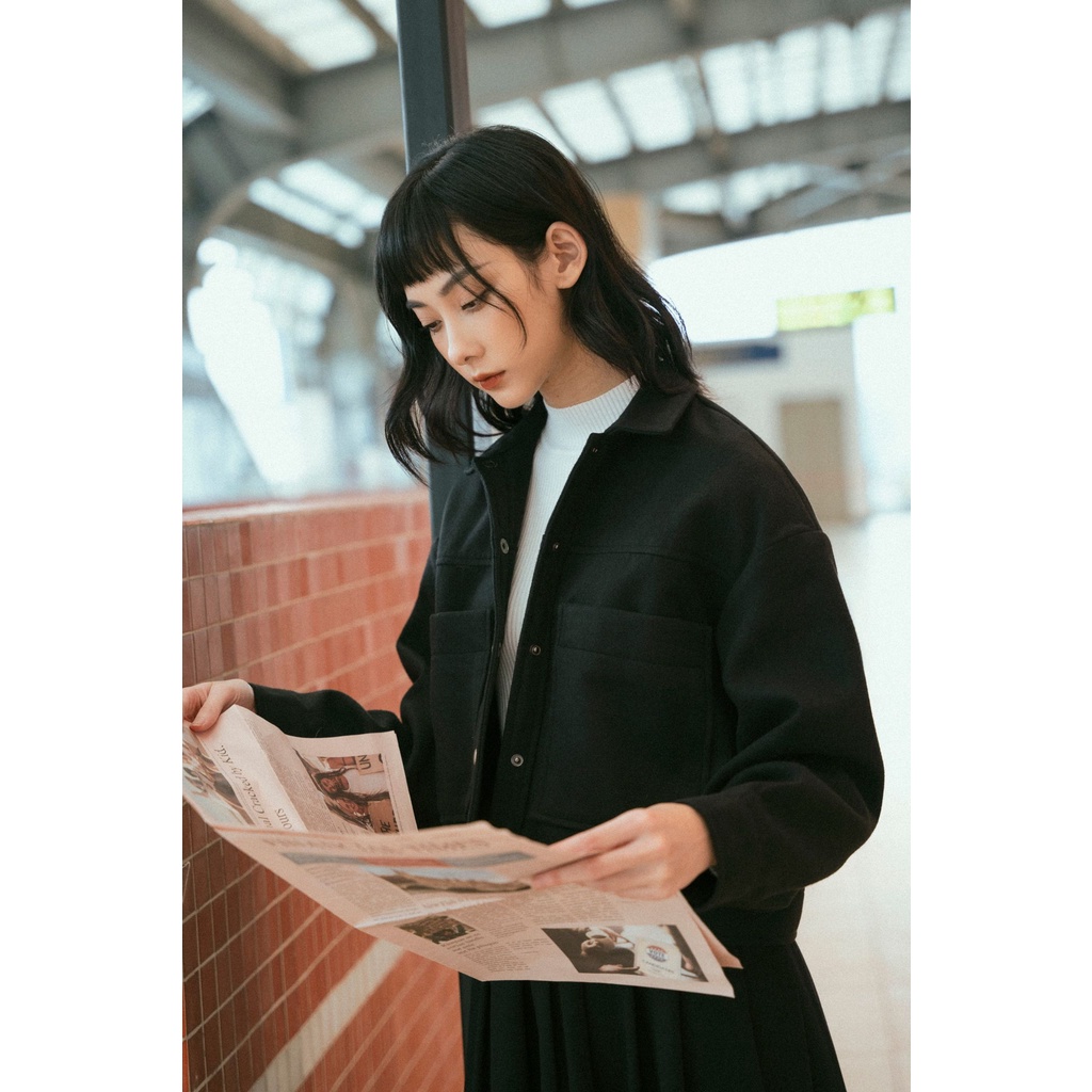 Áo khoác dạ đen nữ MADELEN dáng túi ốp cúc dập | BigBuy360 - bigbuy360.vn