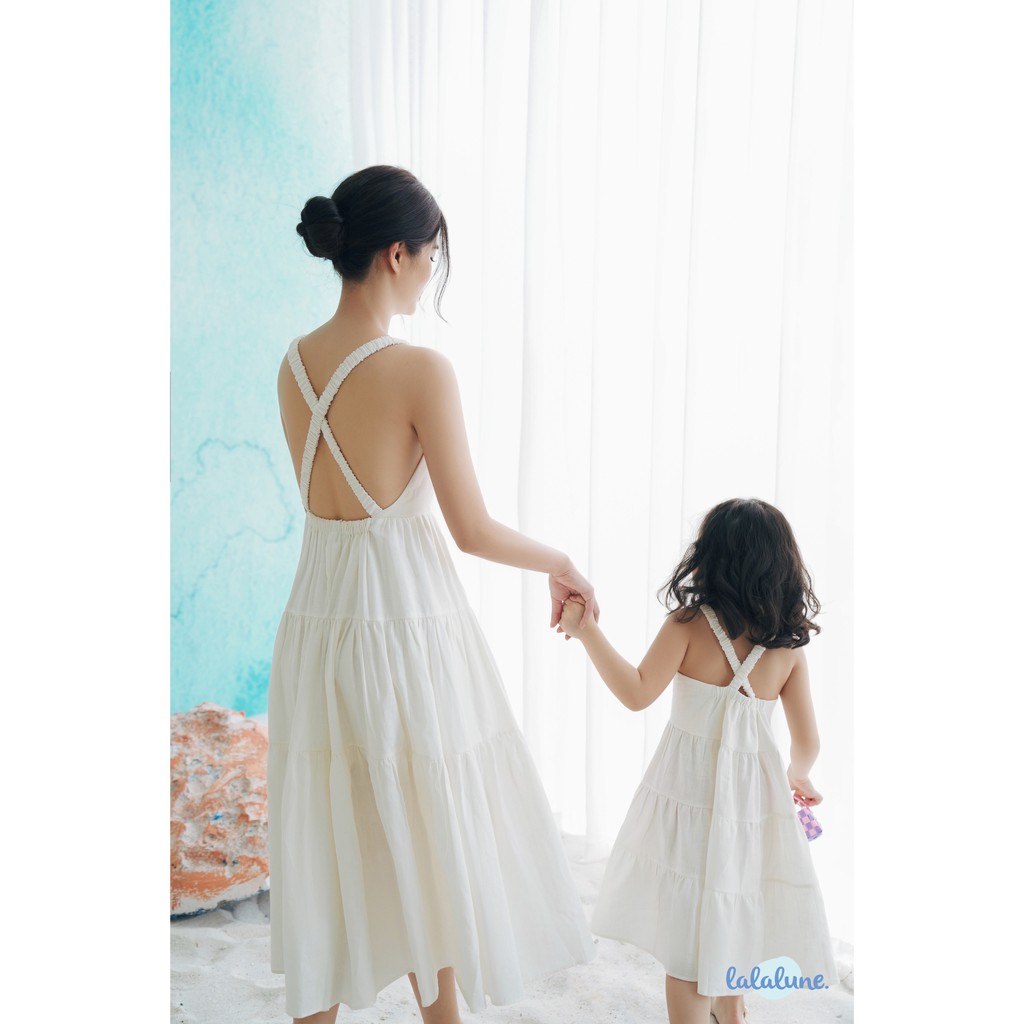 Đầm linen trắng lala dress chéo lưng lalalune cho mẹ và bé 3-7 tuổi.