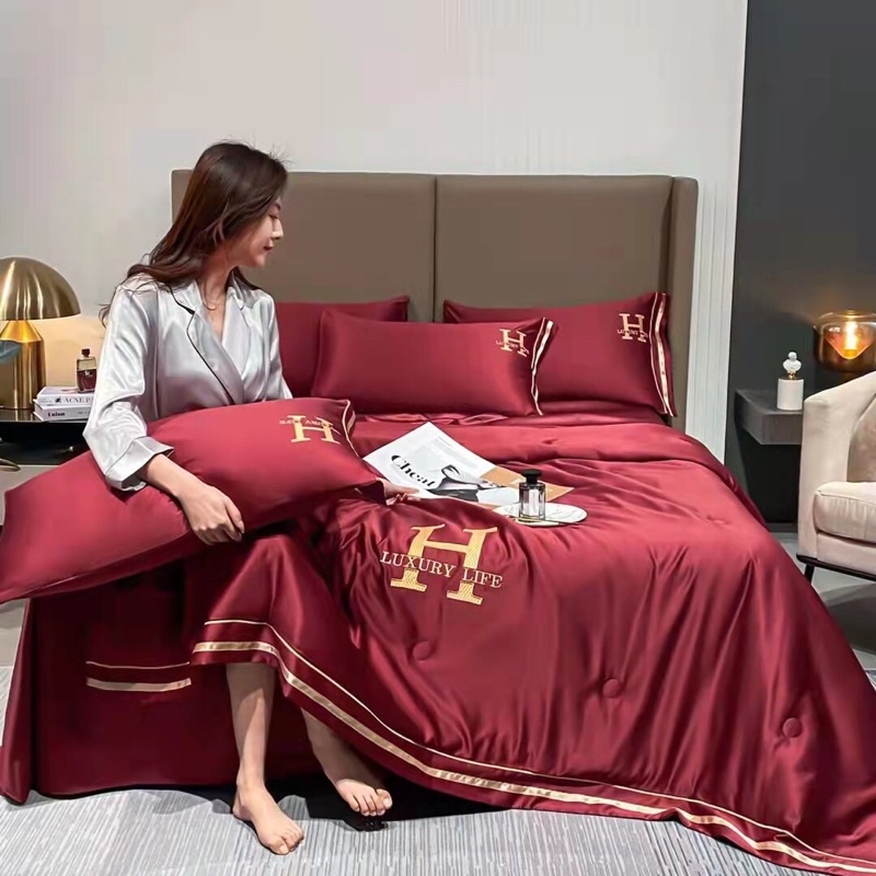 Sét 4 món chăn trần ga và 2 vỏ gối phi lụa thêu chữ H mềm mịn