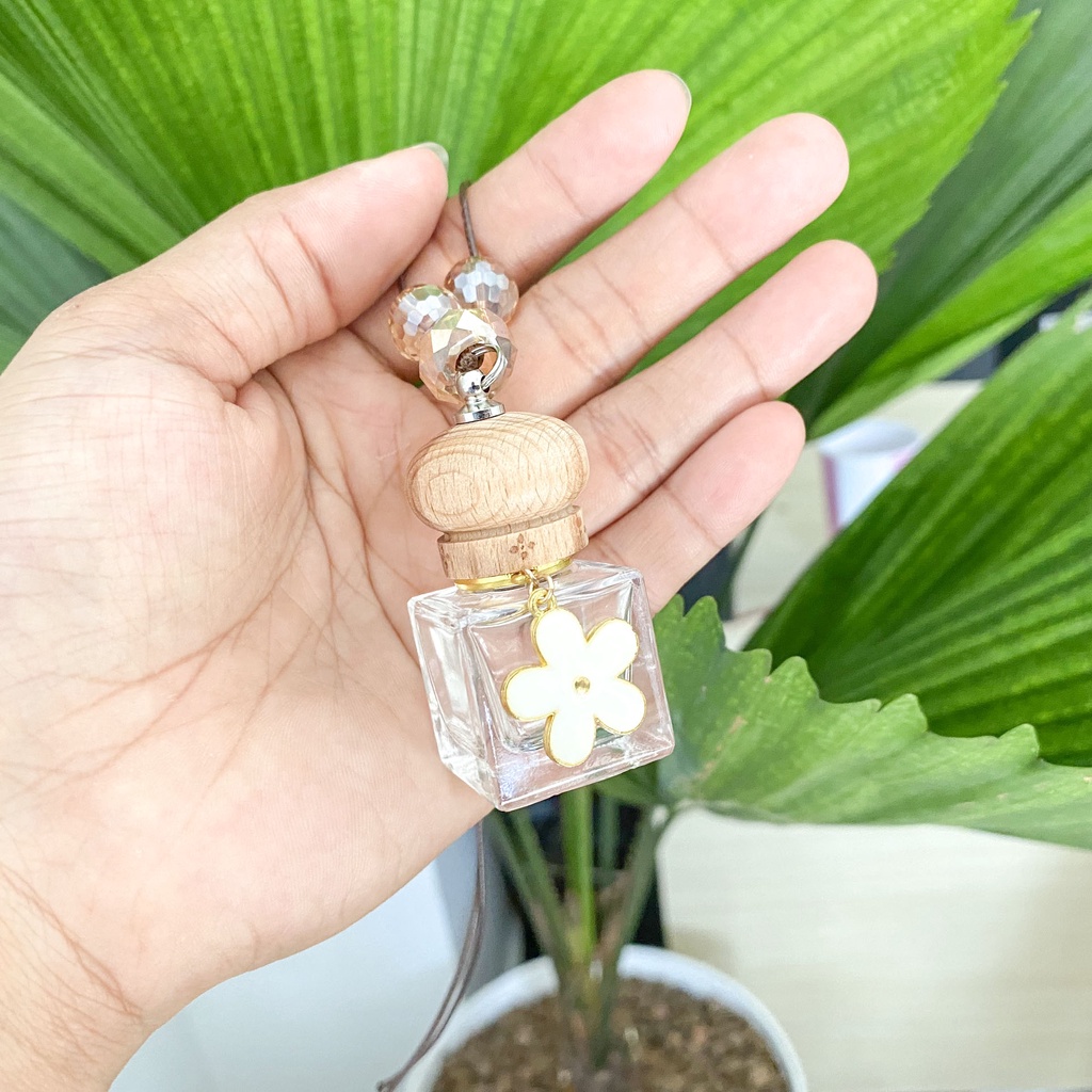 Lọ đựng tinh dầu treo xe dạng vuông có phụ kiện trang trí dung tích 6ml