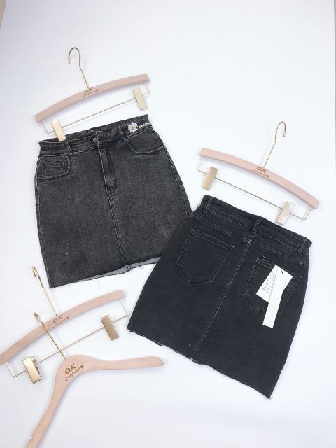 Chân váy jean ngắn có quần trong họa tiết cúc họa mi | BigBuy360 - bigbuy360.vn